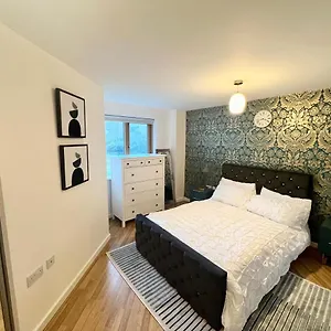 2-bedroom-apartment-near-olympic-park-with-free-parking.brighton-hotels-england.com/