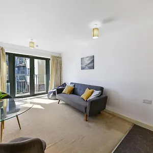luxe-1-bed-flat-5-mins-to-stratford-free-parking.brighton-hotels-england.com/